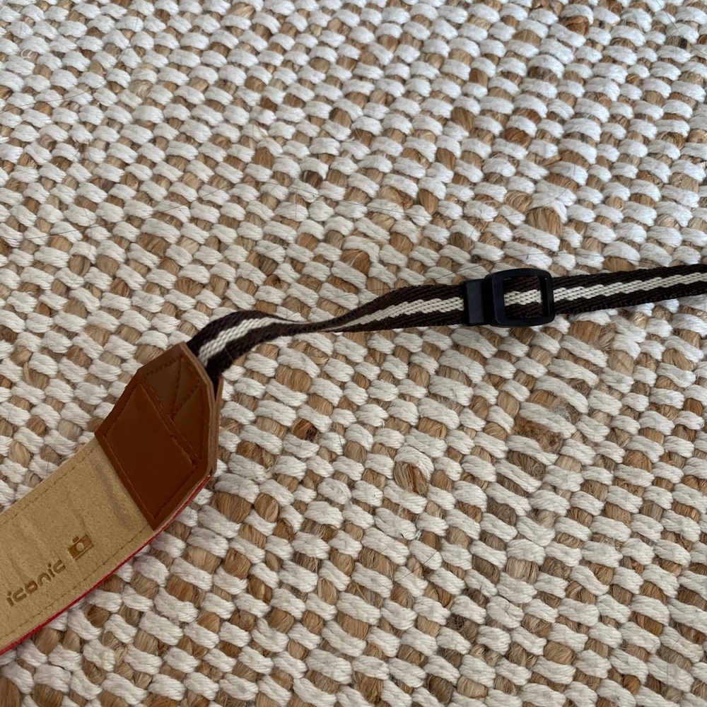 Red camera strap - Picture 5 of 8